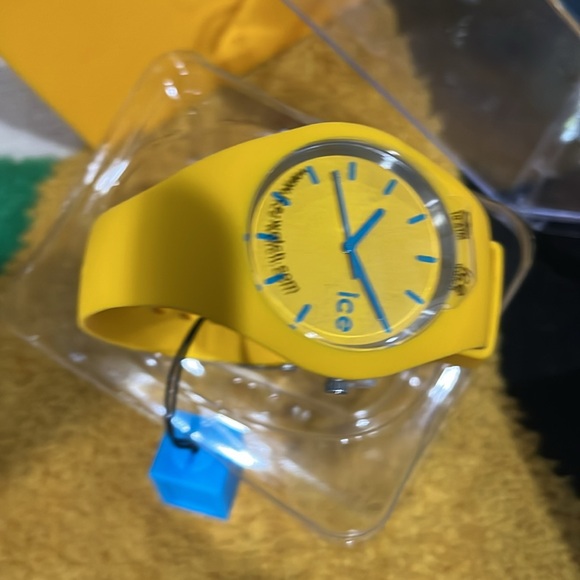 Brand new watch for women elastic rubber one of a kind yellow neon - Picture 8 of 9